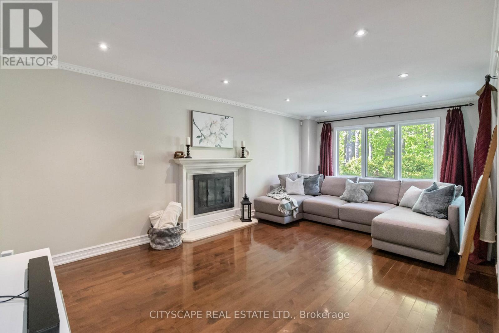 1836 Friar Tuck Court, Mississauga, Ontario  L5K 2L4 - Photo 9 - W12440683