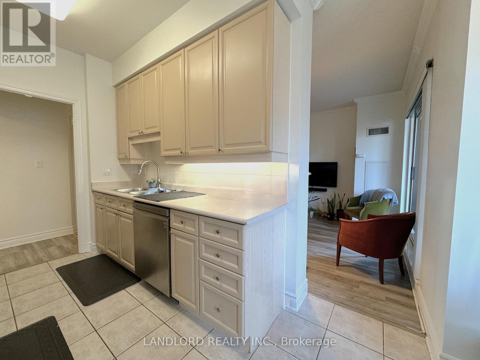 402 - 1 Lomond Drive, Toronto, Ontario  M8X 2Z3 - Photo 2 - W12440694
