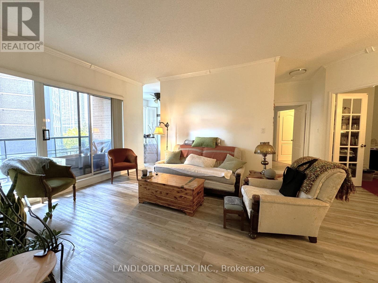 402 - 1 Lomond Drive, Toronto, Ontario  M8X 2Z3 - Photo 3 - W12440694