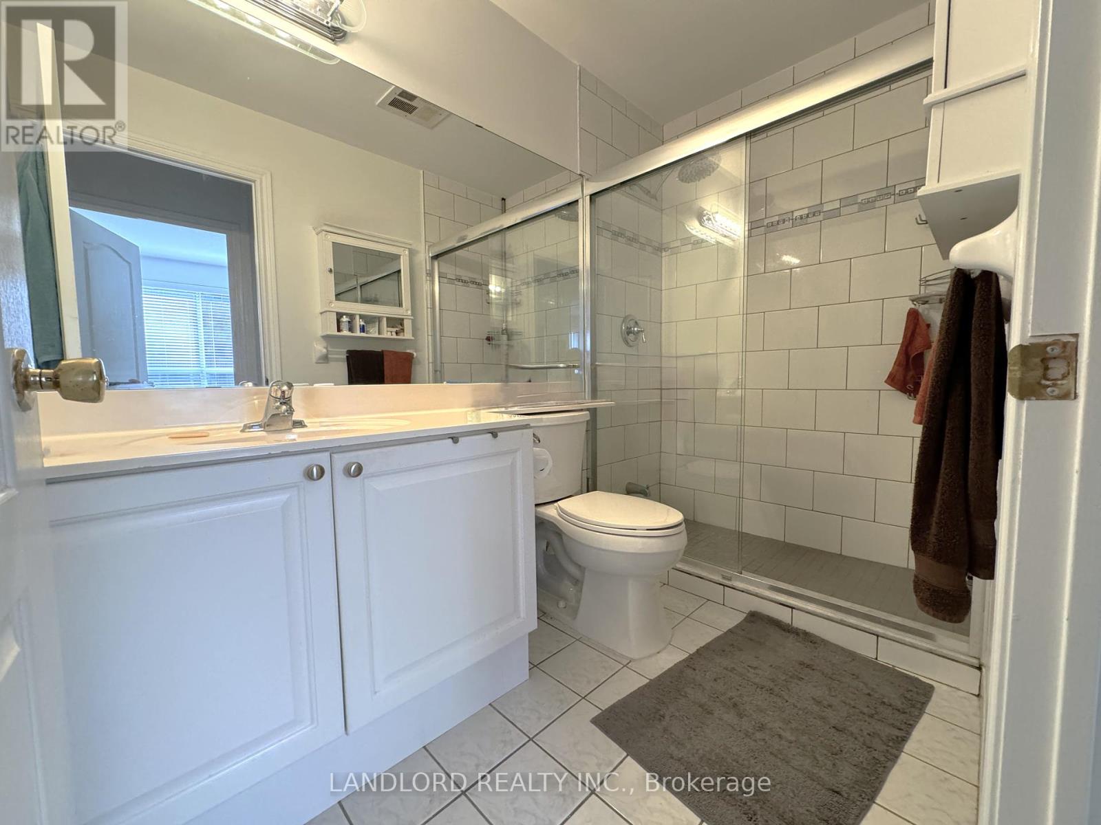 402 - 1 Lomond Drive, Toronto, Ontario  M8X 2Z3 - Photo 5 - W12440694