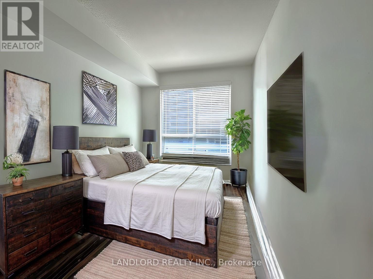 402 - 1 Lomond Drive, Toronto, Ontario  M8X 2Z3 - Photo 6 - W12440694