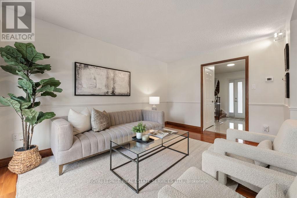 161 Riverview Street, Oakville (Br Bronte), Ontario  L6L 5S2 - Photo 4 - W12440723