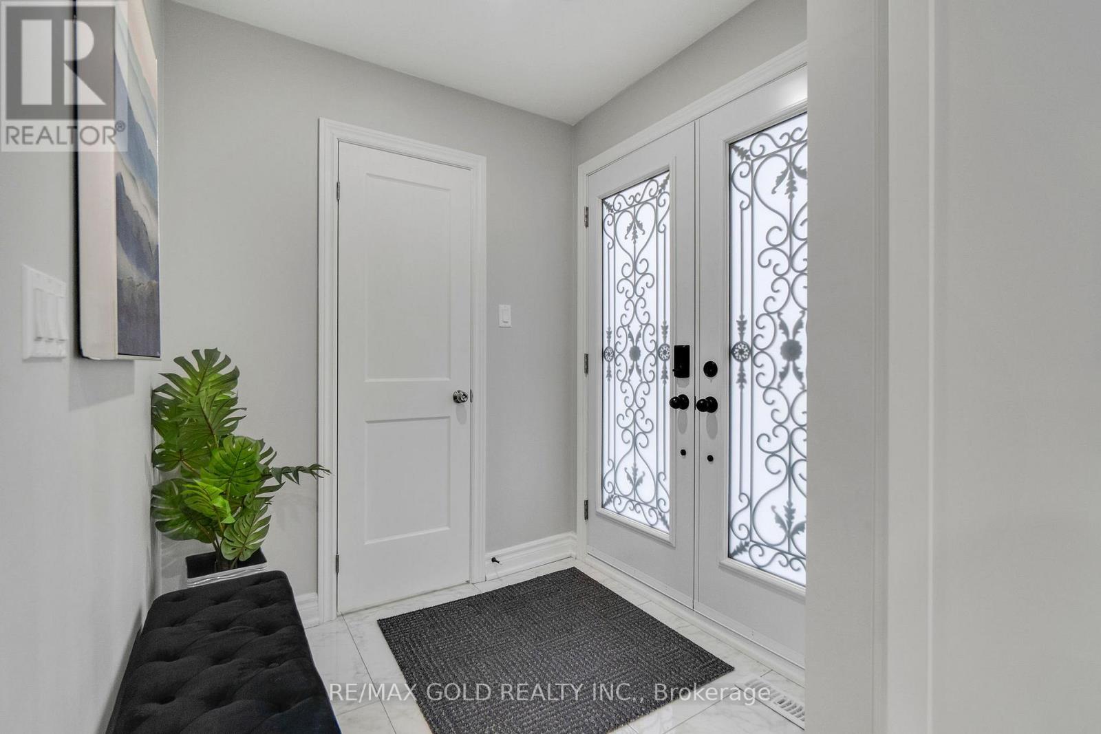 6 Midhurst Drive, Toronto, Ontario  M9V 1Z7 - Photo 10 - W12440755