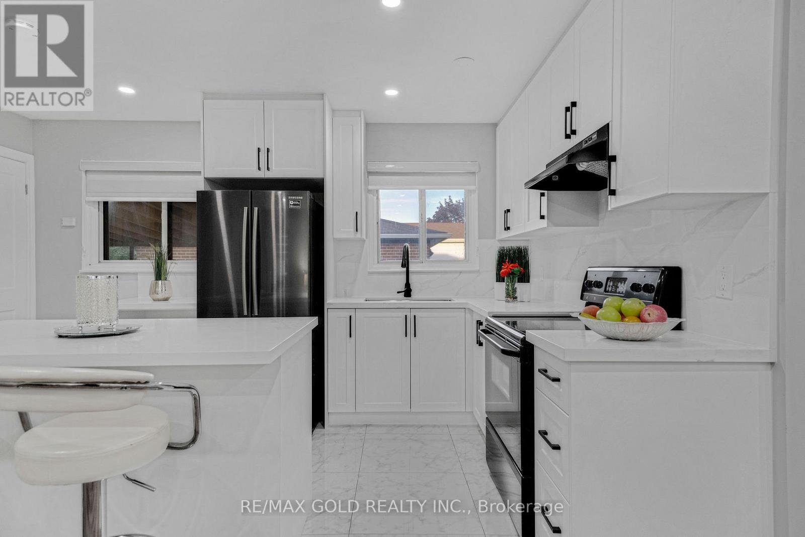 6 Midhurst Drive, Toronto, Ontario  M9V 1Z7 - Photo 16 - W12440755