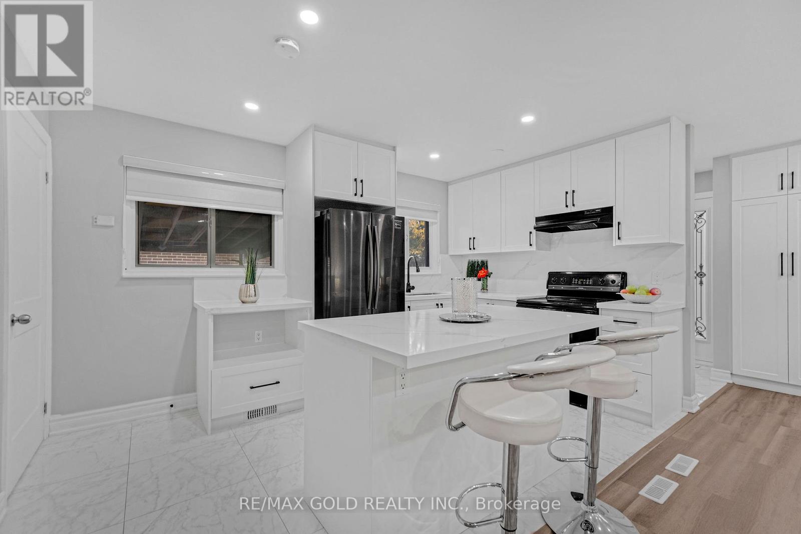 6 Midhurst Drive, Toronto, Ontario  M9V 1Z7 - Photo 17 - W12440755