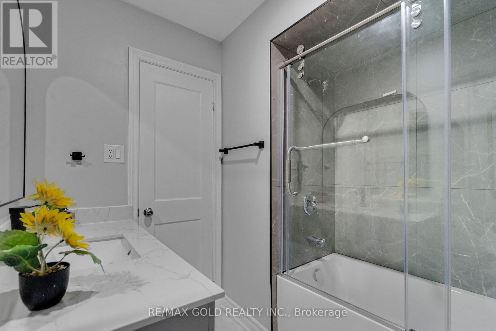 6 Midhurst Drive, Toronto, Ontario  M9V 1Z7 - Photo 27 - W12440755