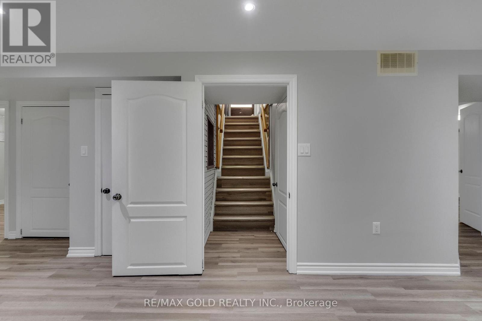 6 Midhurst Drive, Toronto, Ontario  M9V 1Z7 - Photo 28 - W12440755