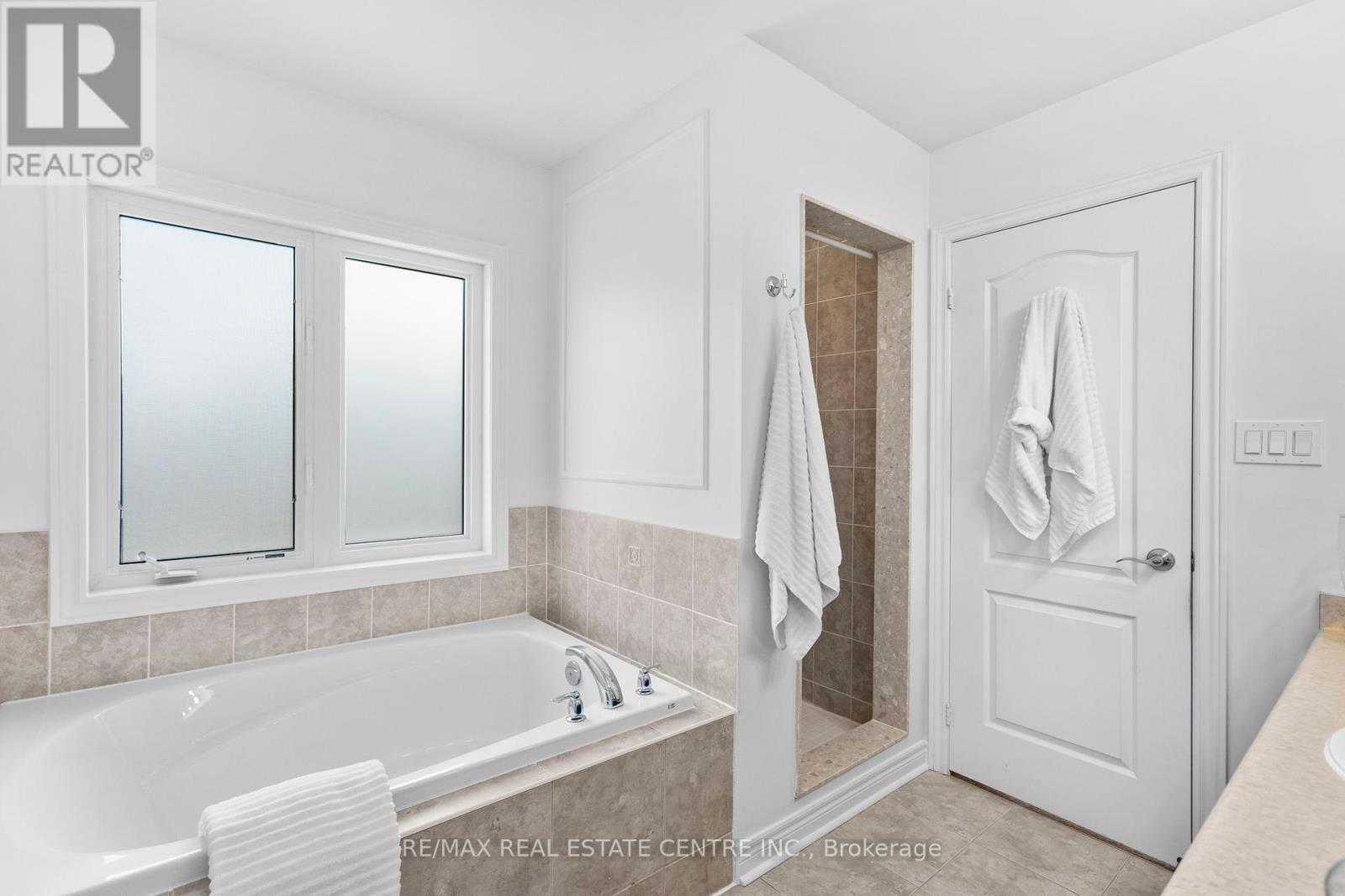 160 Mccready Drive, Milton (Sc Scott), Ontario  L9T 0V2 - Photo 22 - W12440761