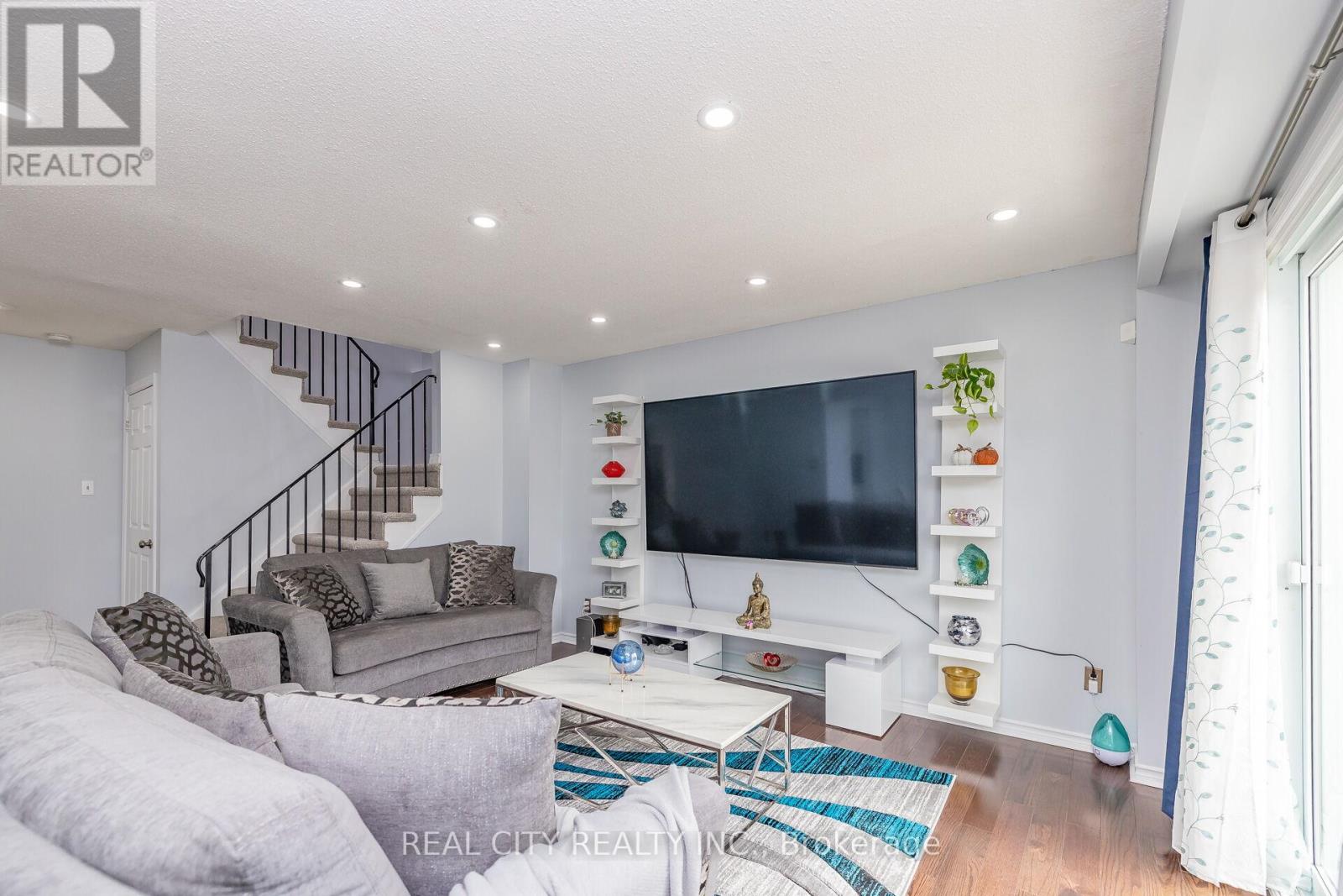 70 Majestic Crescent, Brampton, Ontario  L6S 3N2 - Photo 11 - W12440764