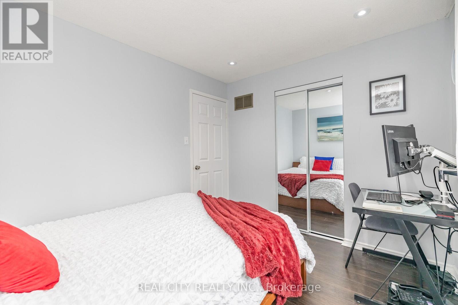 70 Majestic Crescent, Brampton, Ontario  L6S 3N2 - Photo 23 - W12440764
