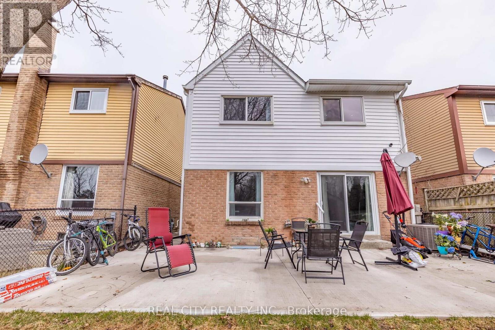 70 Majestic Crescent, Brampton, Ontario  L6S 3N2 - Photo 3 - W12440764