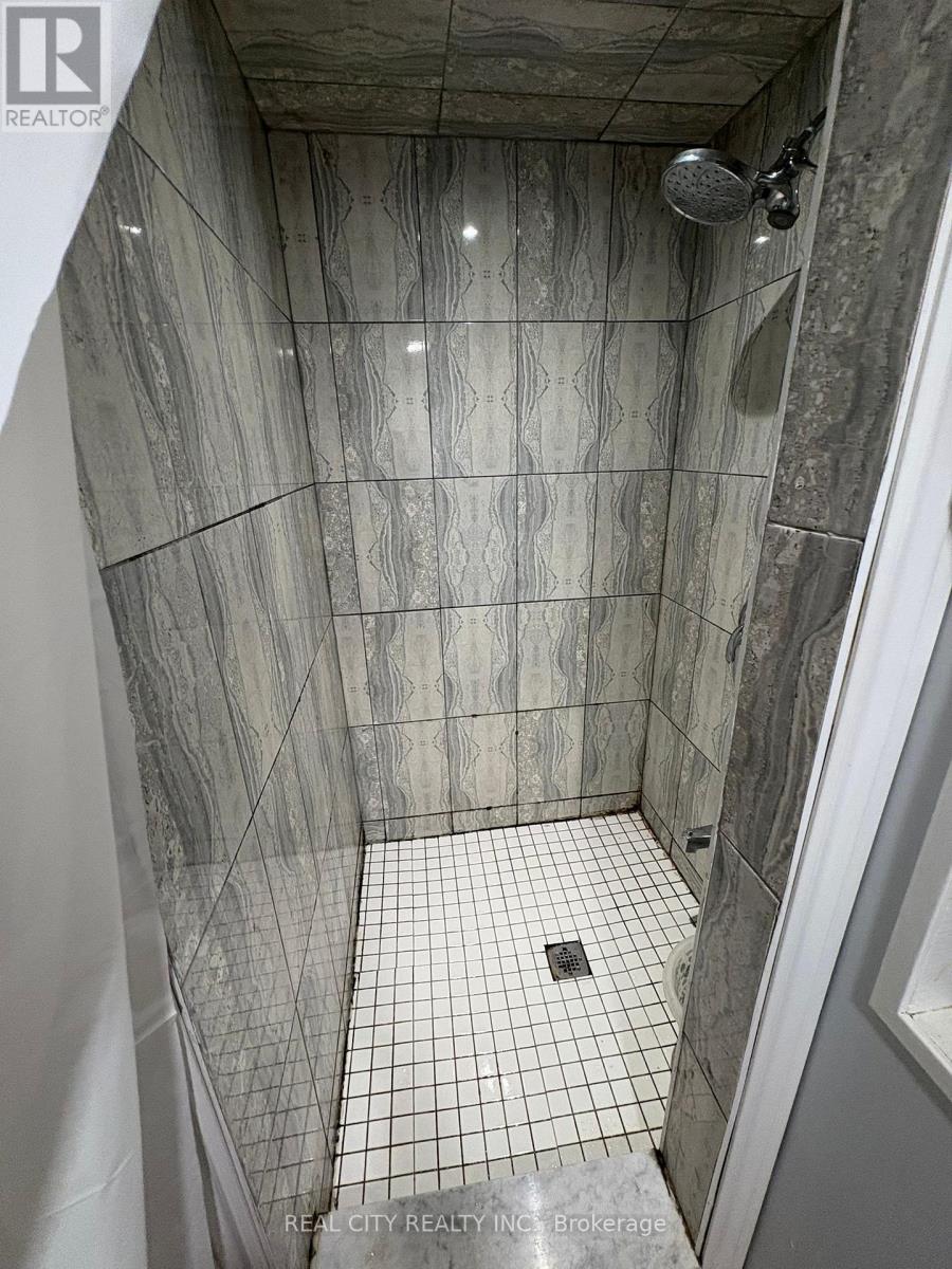 70 Majestic Crescent, Brampton, Ontario  L6S 3N2 - Photo 32 - W12440764