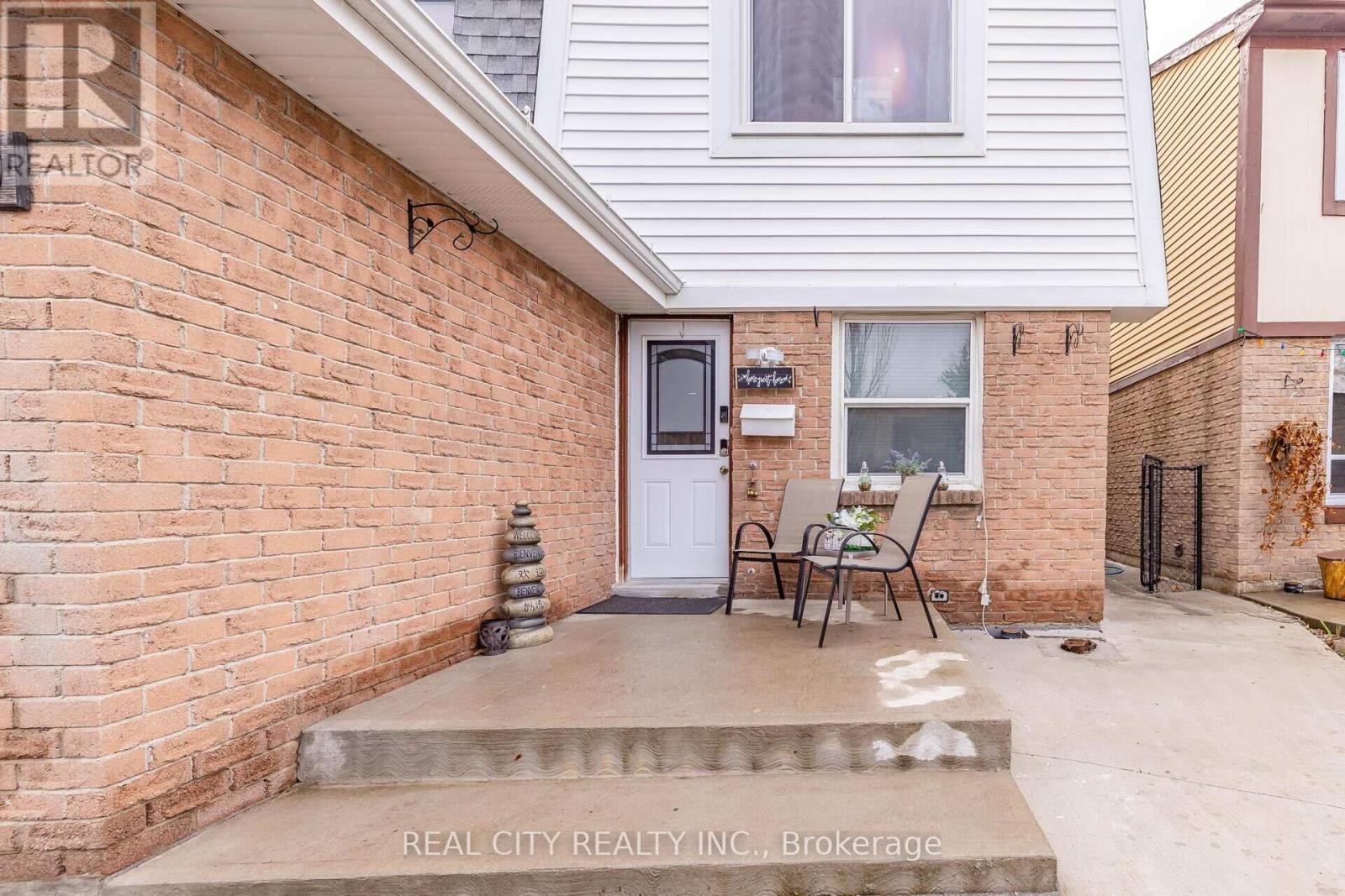 70 Majestic Crescent, Brampton, Ontario  L6S 3N2 - Photo 4 - W12440764