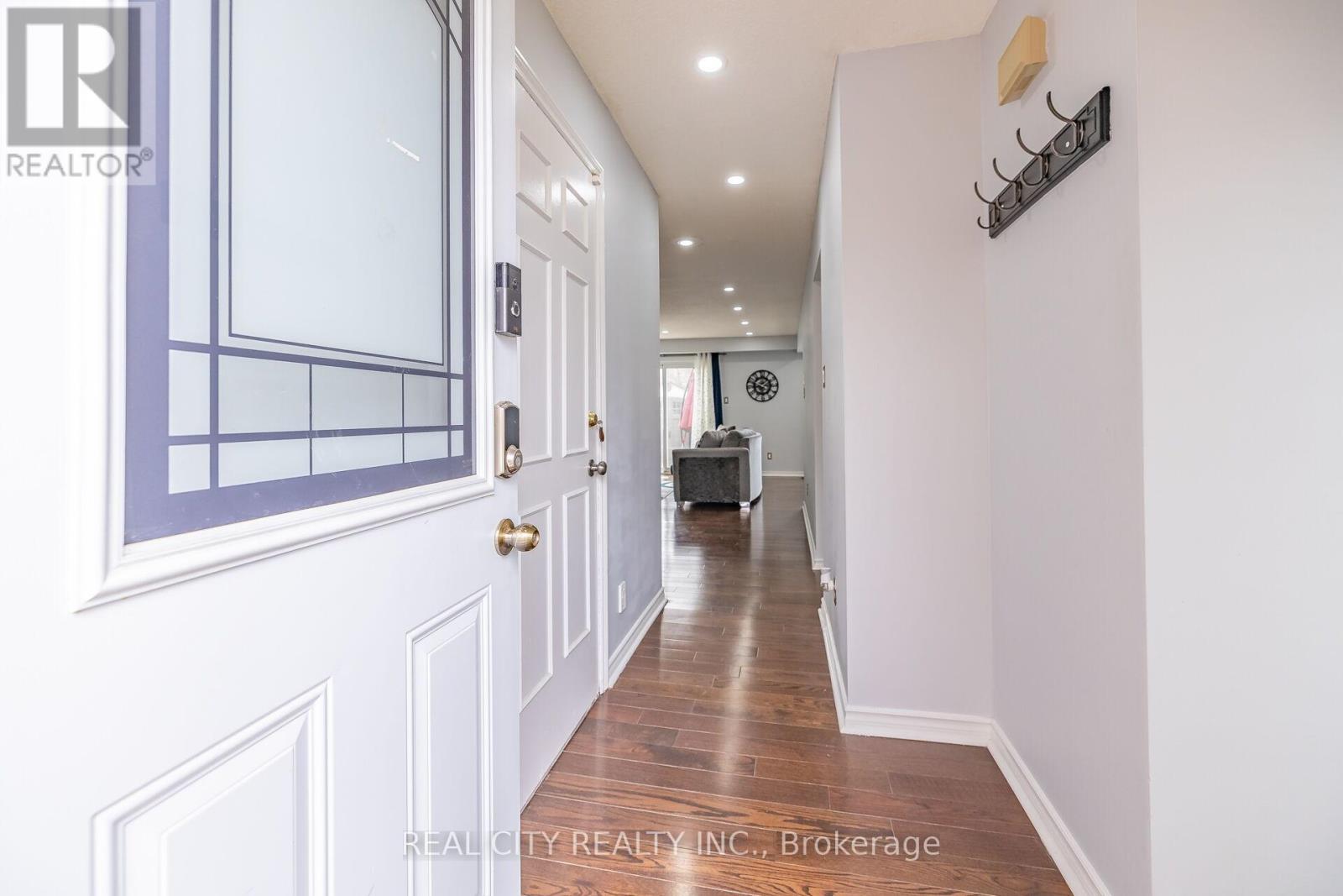 70 Majestic Crescent, Brampton, Ontario  L6S 3N2 - Photo 5 - W12440764