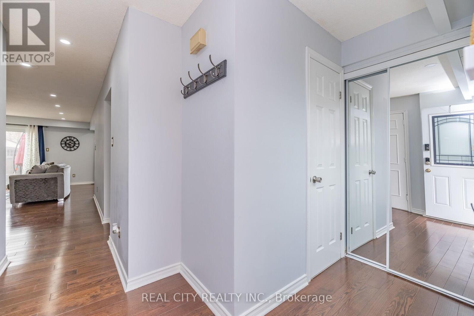 70 Majestic Crescent, Brampton, Ontario  L6S 3N2 - Photo 6 - W12440764