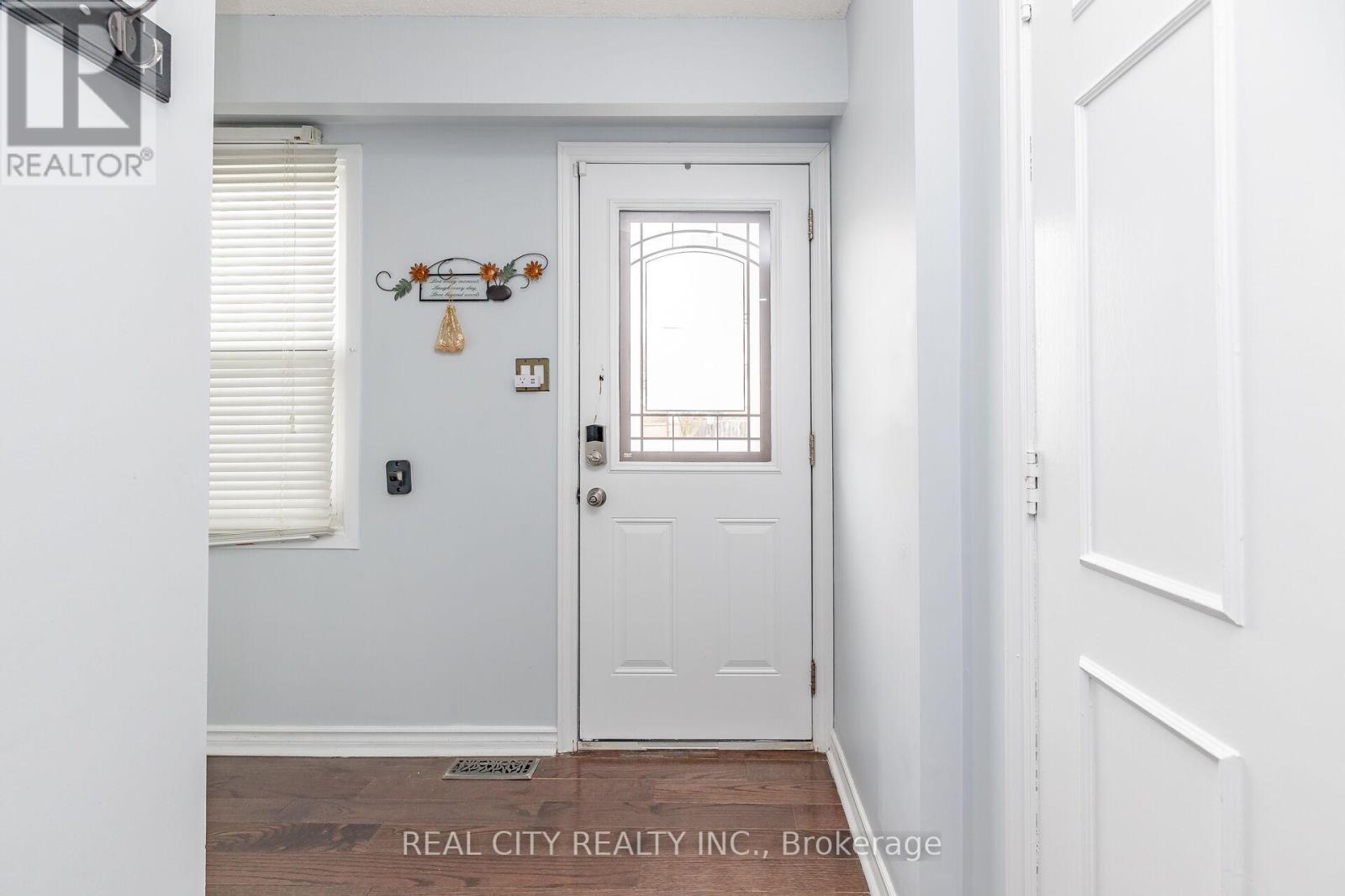 70 Majestic Crescent, Brampton, Ontario  L6S 3N2 - Photo 7 - W12440764