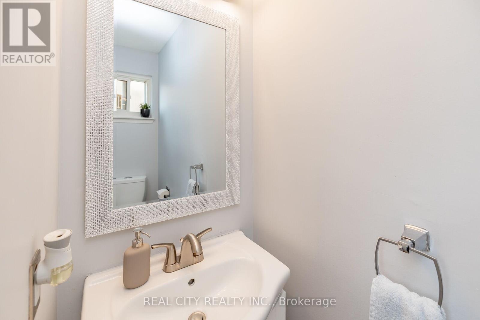 70 Majestic Crescent, Brampton, Ontario  L6S 3N2 - Photo 9 - W12440764
