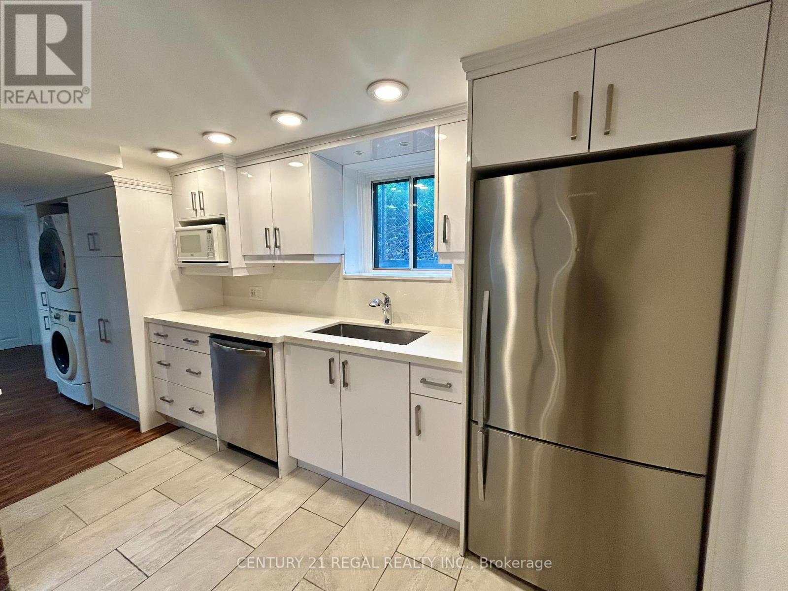 Lower - 394 Summerhill Avenue, Toronto, Ontario  M4W 2E4 - Photo 8 - C12393670