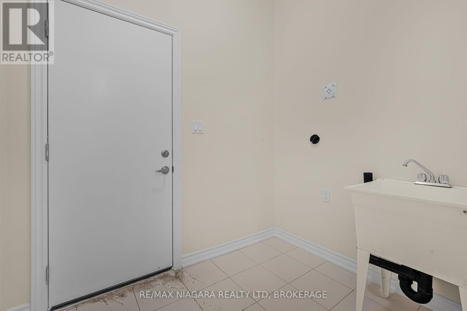 3219 Dominion Road, Fort Erie (Ridgeway), Ontario  L0S 1N0 - Photo 37 - X12440854