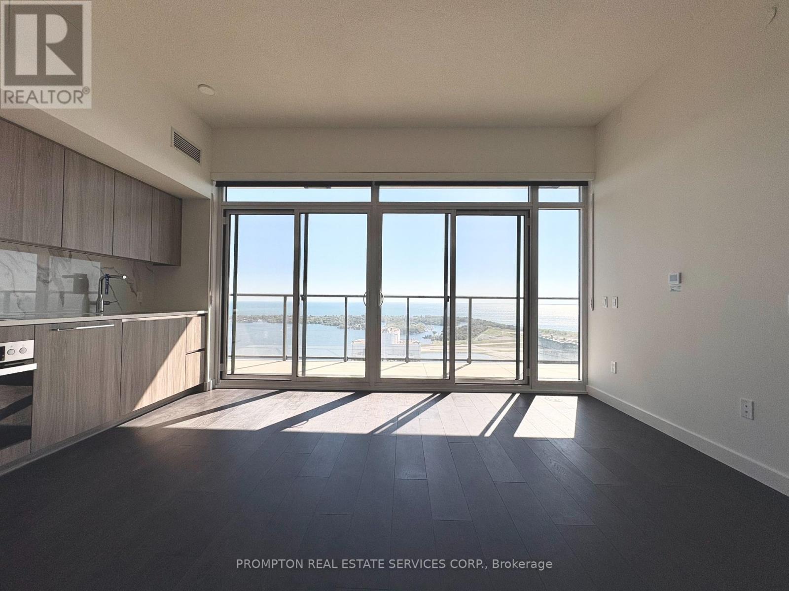 6107 - 3 Concord Cityplace Way, Toronto, Ontario  M5V 0X4 - Photo 4 - C12440809