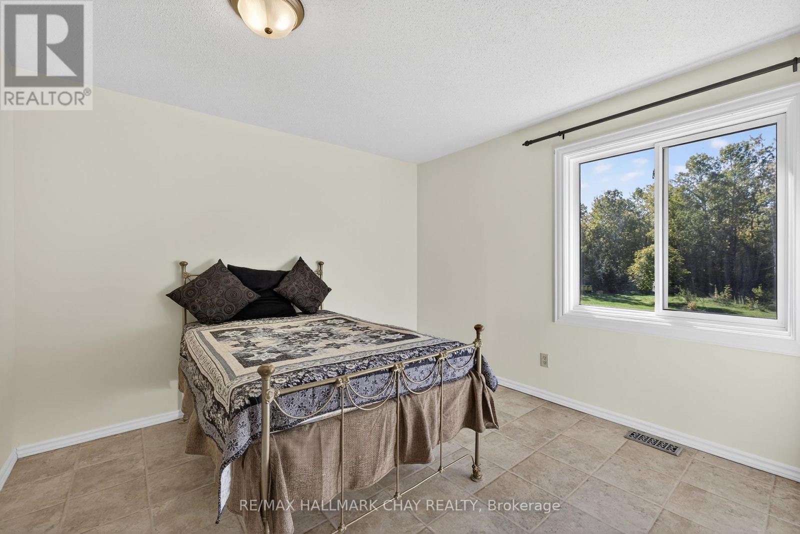 25992 Mccowan Road, Georgina, Ontario  L0E 1R0 - Photo 14 - N12440846