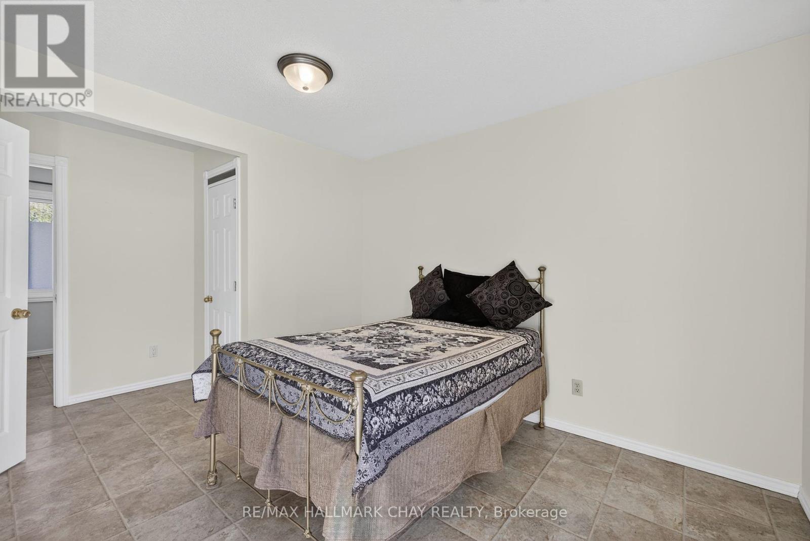 25992 Mccowan Road, Georgina, Ontario  L0E 1R0 - Photo 15 - N12440846
