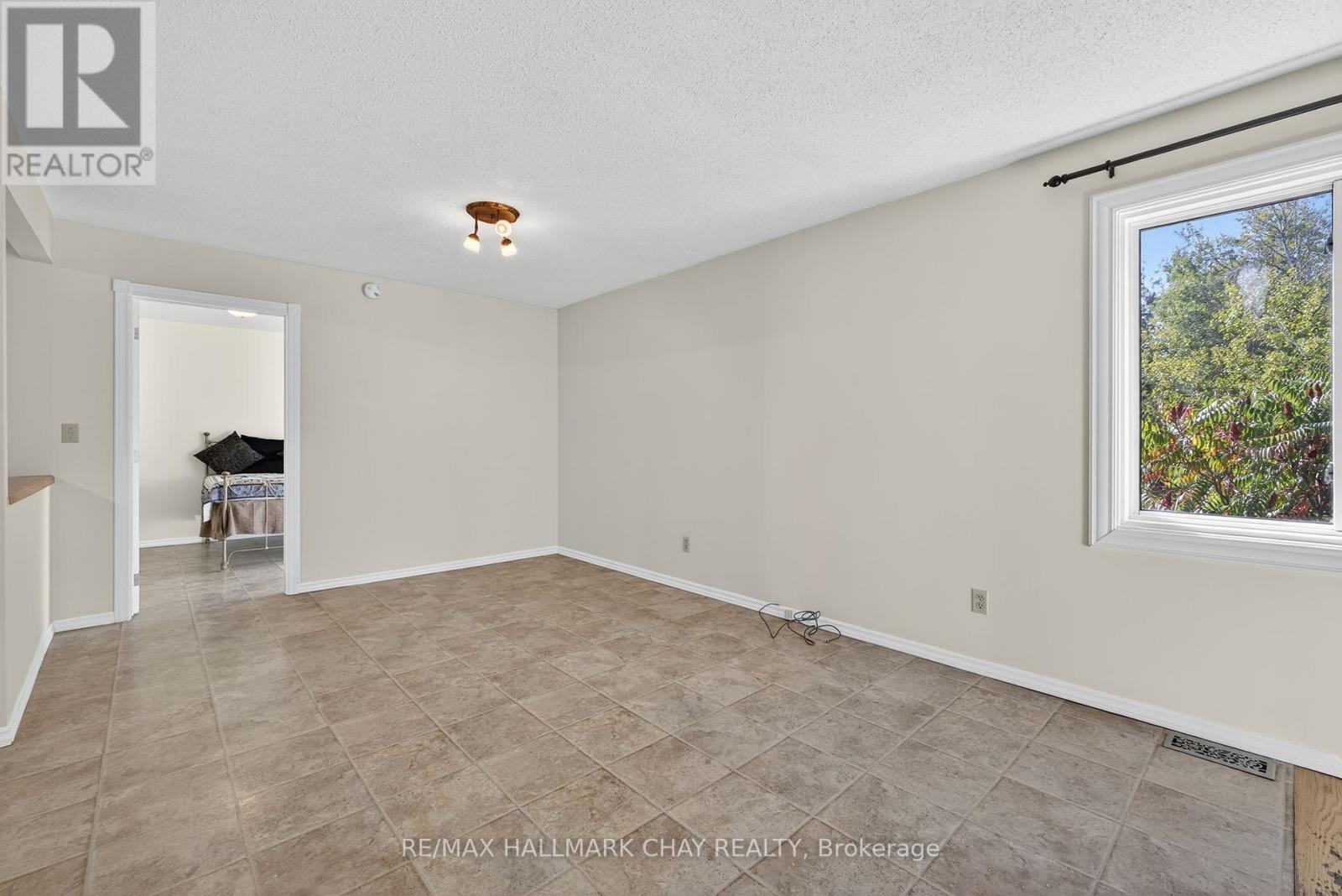 25992 Mccowan Road, Georgina, Ontario  L0E 1R0 - Photo 7 - N12440846