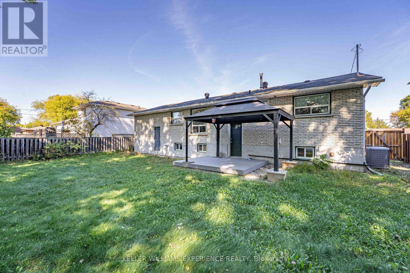 6 Sandsprings Crescent, Essa (Angus), Ontario  L0M 1B0 - Photo 24 - N12440864