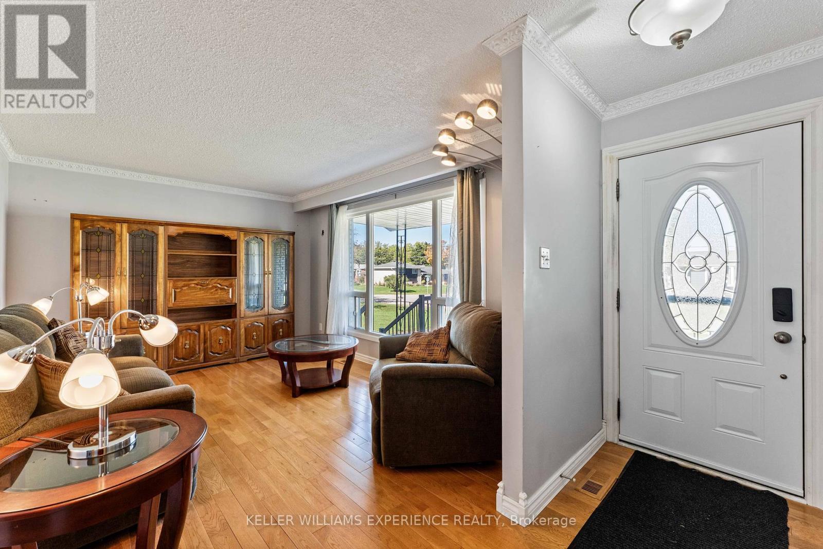 6 Sandsprings Crescent, Essa (Angus), Ontario  L0M 1B0 - Photo 5 - N12440864