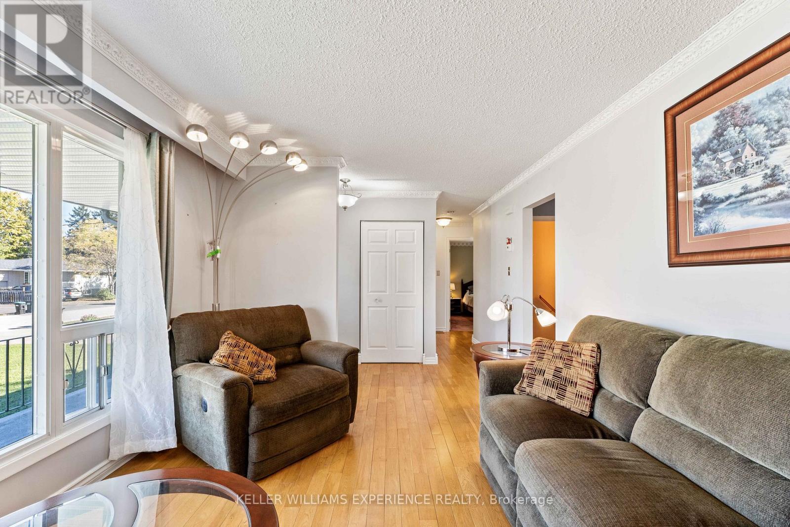 6 Sandsprings Crescent, Essa (Angus), Ontario  L0M 1B0 - Photo 6 - N12440864