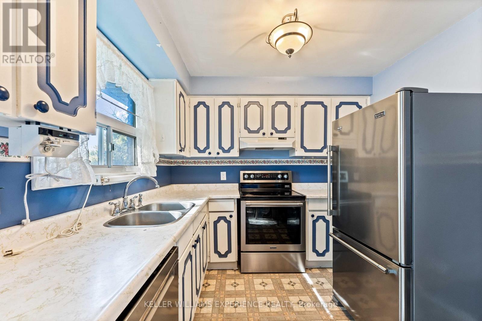 6 Sandsprings Crescent, Essa (Angus), Ontario  L0M 1B0 - Photo 8 - N12440864