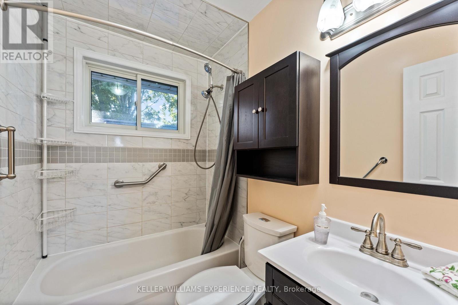 6 Sandsprings Crescent, Essa (Angus), Ontario  L0M 1B0 - Photo 9 - N12440864