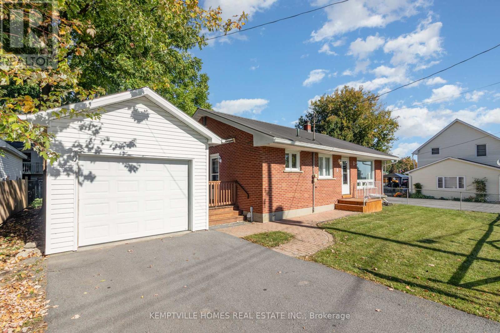 8 GIBSON LANE, South Dundas, Ontario
