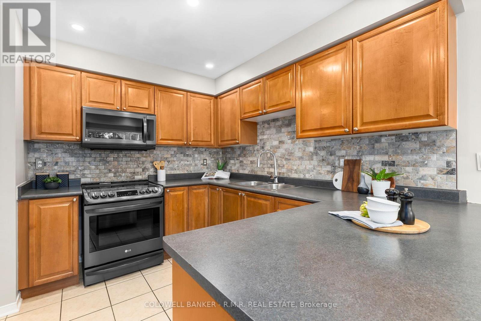 62 Ipswich Place, Whitby, Ontario  L1M 2K2 - Photo 11 - E12440483