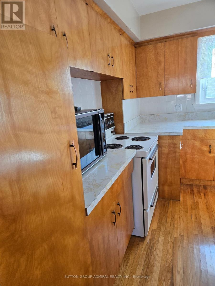261 Epsom Downs Drive, Toronto, Ontario  M3M 1T3 - Photo 10 - W12440790