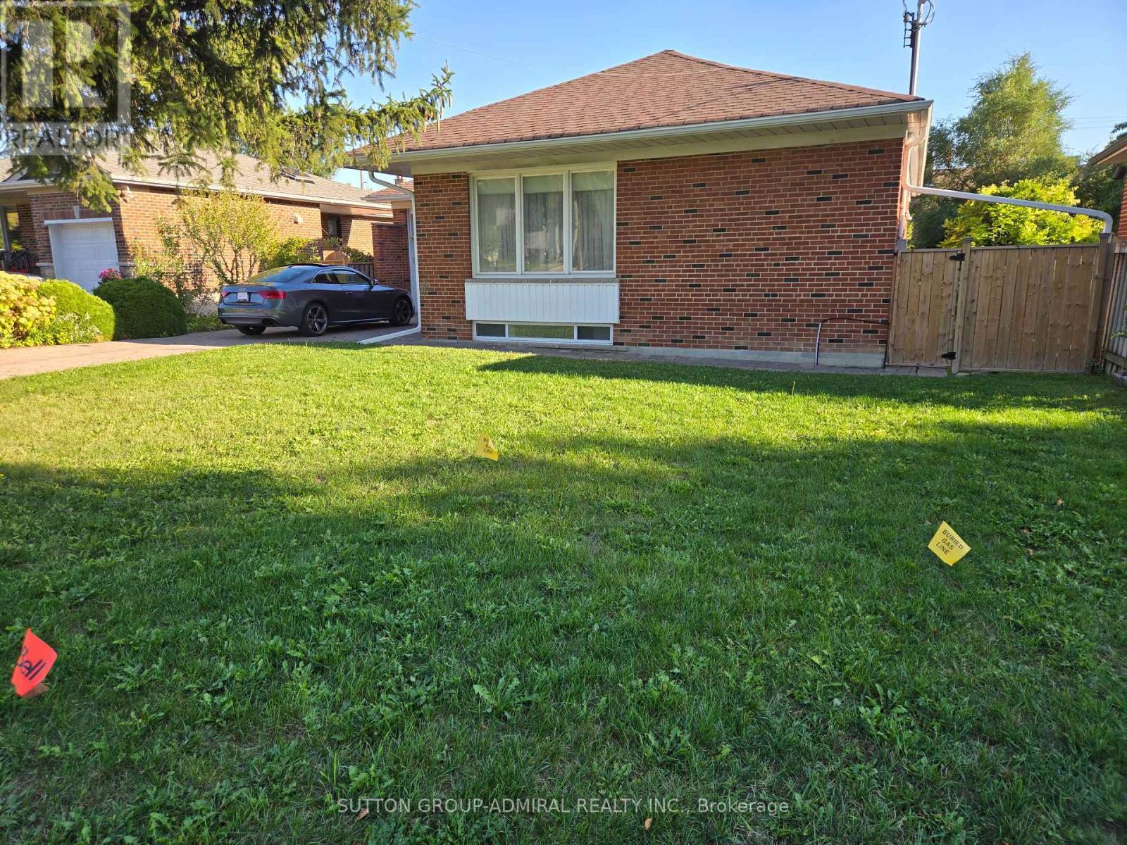 261 Epsom Downs Drive, Toronto, Ontario  M3M 1T3 - Photo 2 - W12440790