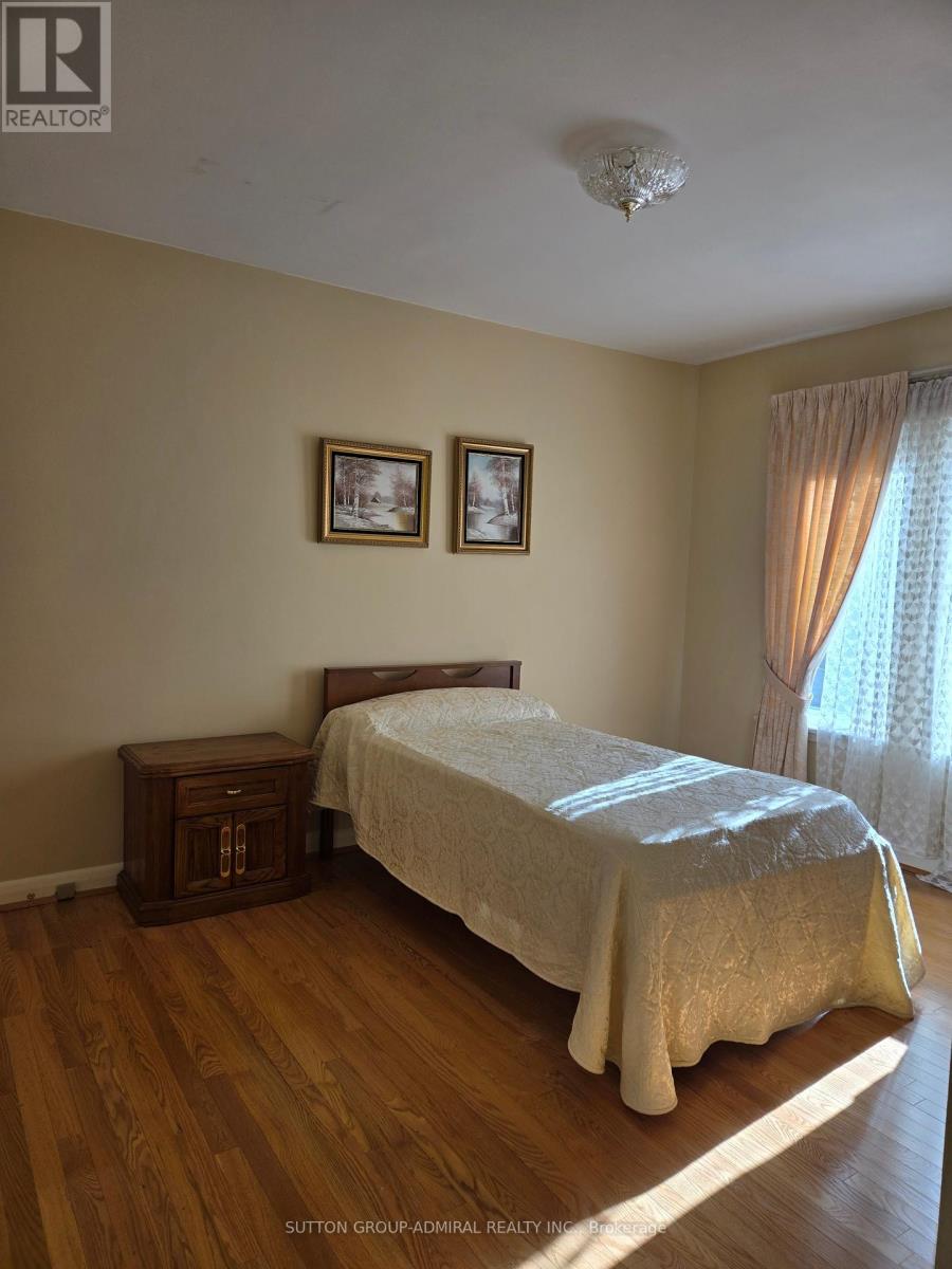 261 Epsom Downs Drive, Toronto, Ontario  M3M 1T3 - Photo 7 - W12440790