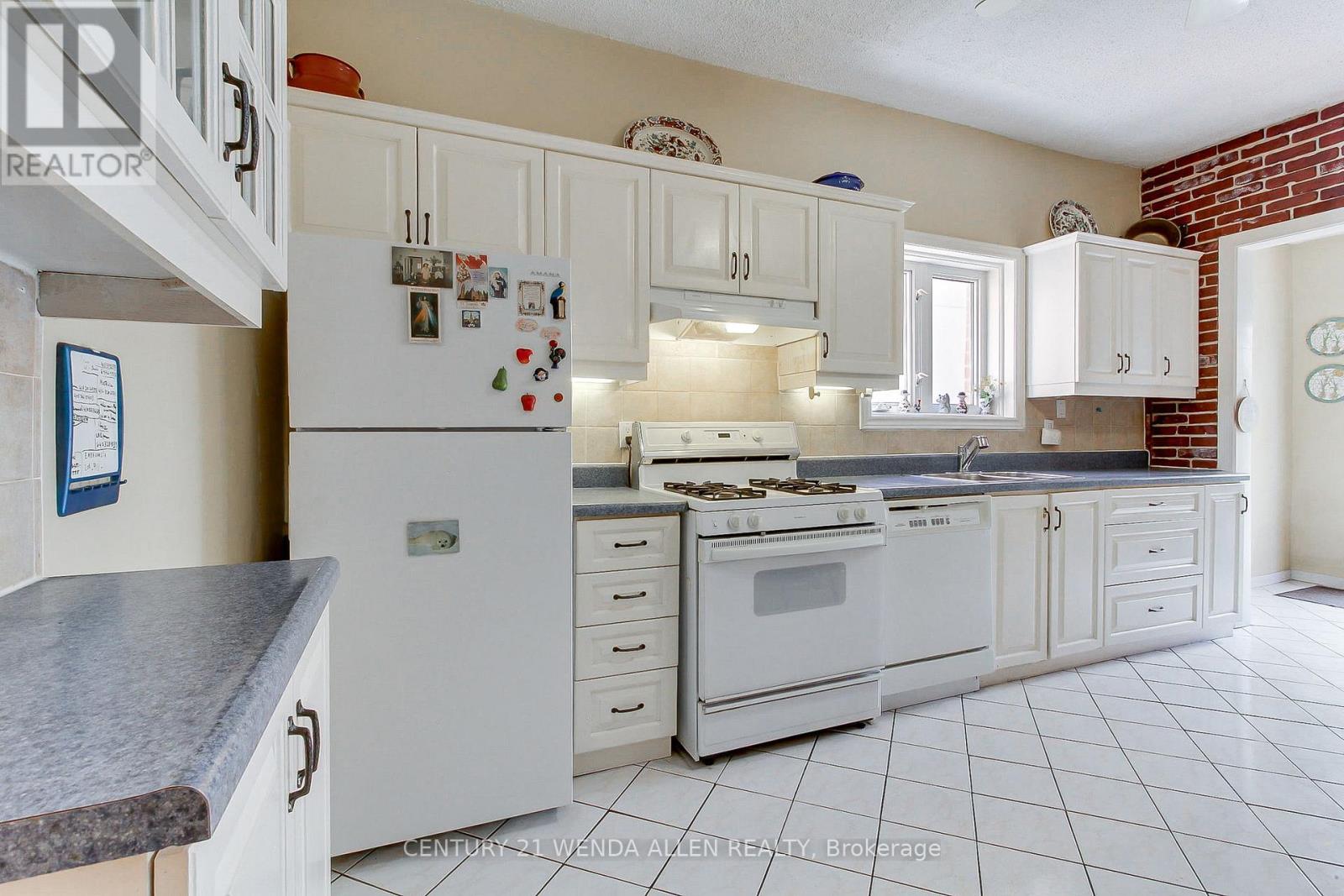 729 Dupont Street, Toronto, Ontario  M6G 1Z5 - Photo 10 - W12440847