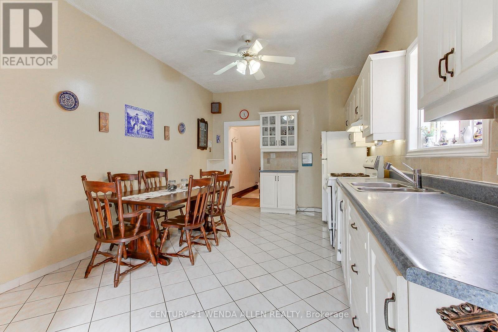 729 Dupont Street, Toronto, Ontario  M6G 1Z5 - Photo 11 - W12440847