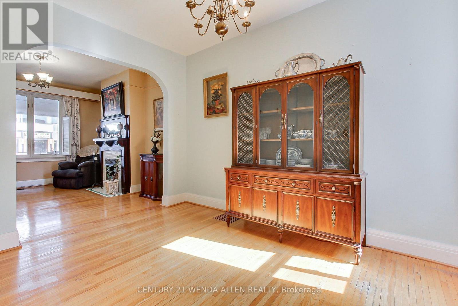 729 Dupont Street, Toronto, Ontario  M6G 1Z5 - Photo 8 - W12440847