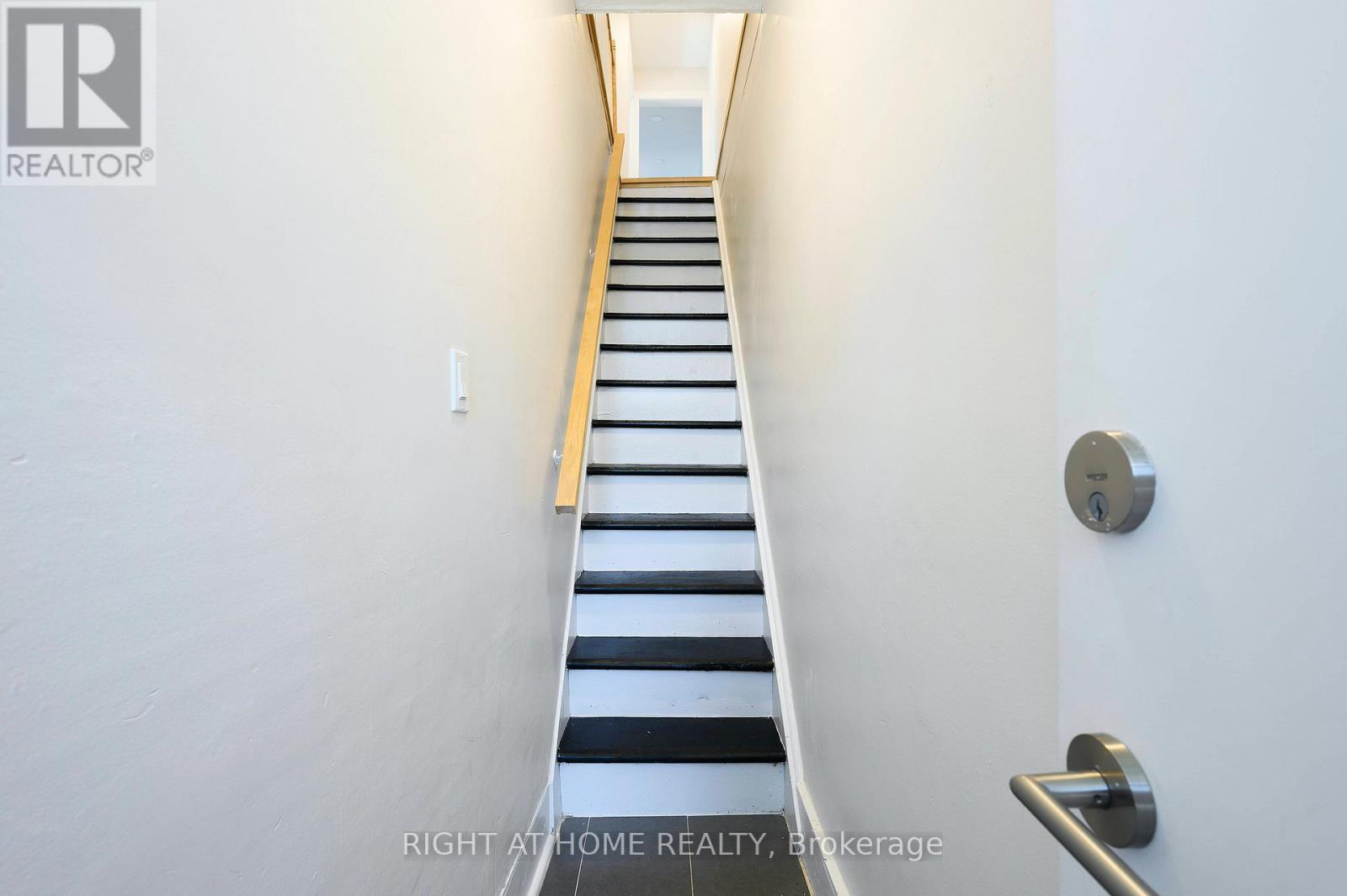 1995 Dundas Street W, Toronto, Ontario  M6R 1W7 - Photo 2 - W12440857