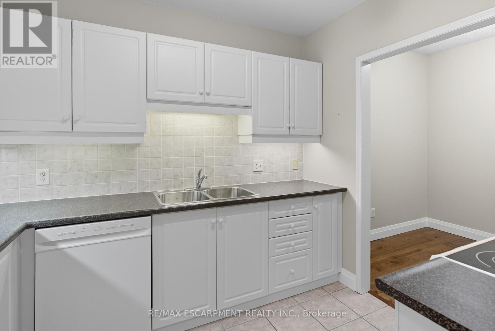 211 - 2075 Amherst Heights Drive, Burlington, Ontario  L7P 5B8 - Photo 6 - W12440858