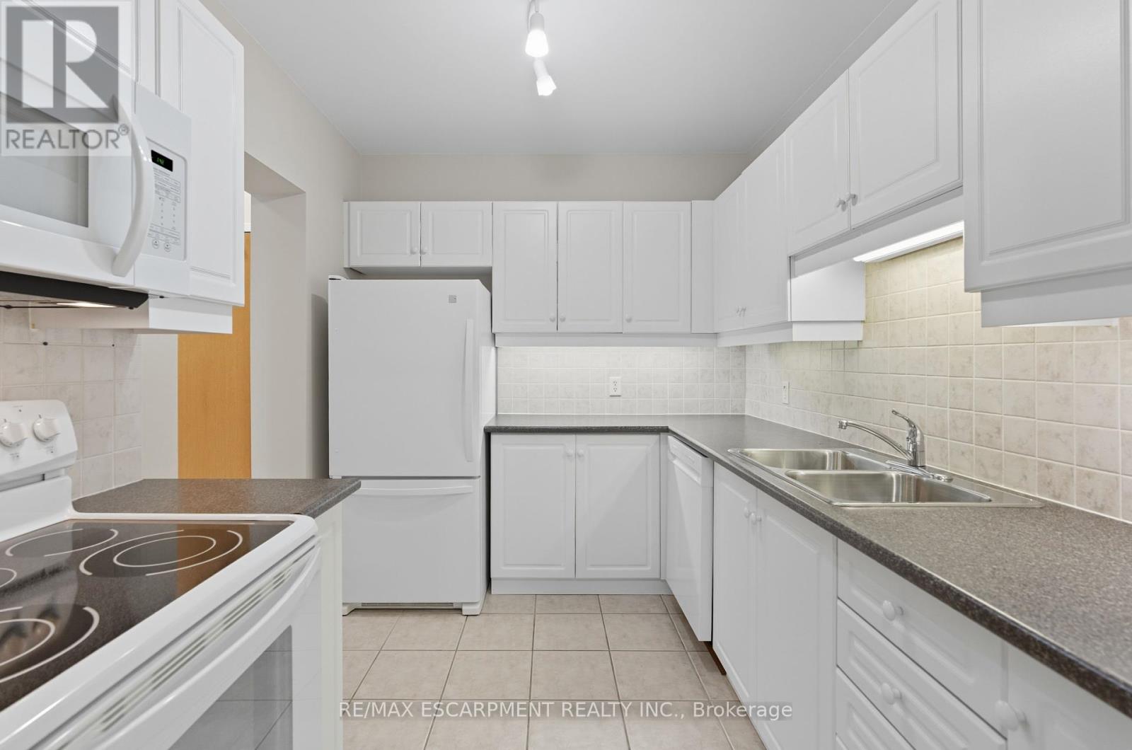 211 - 2075 Amherst Heights Drive, Burlington, Ontario  L7P 5B8 - Photo 7 - W12440858