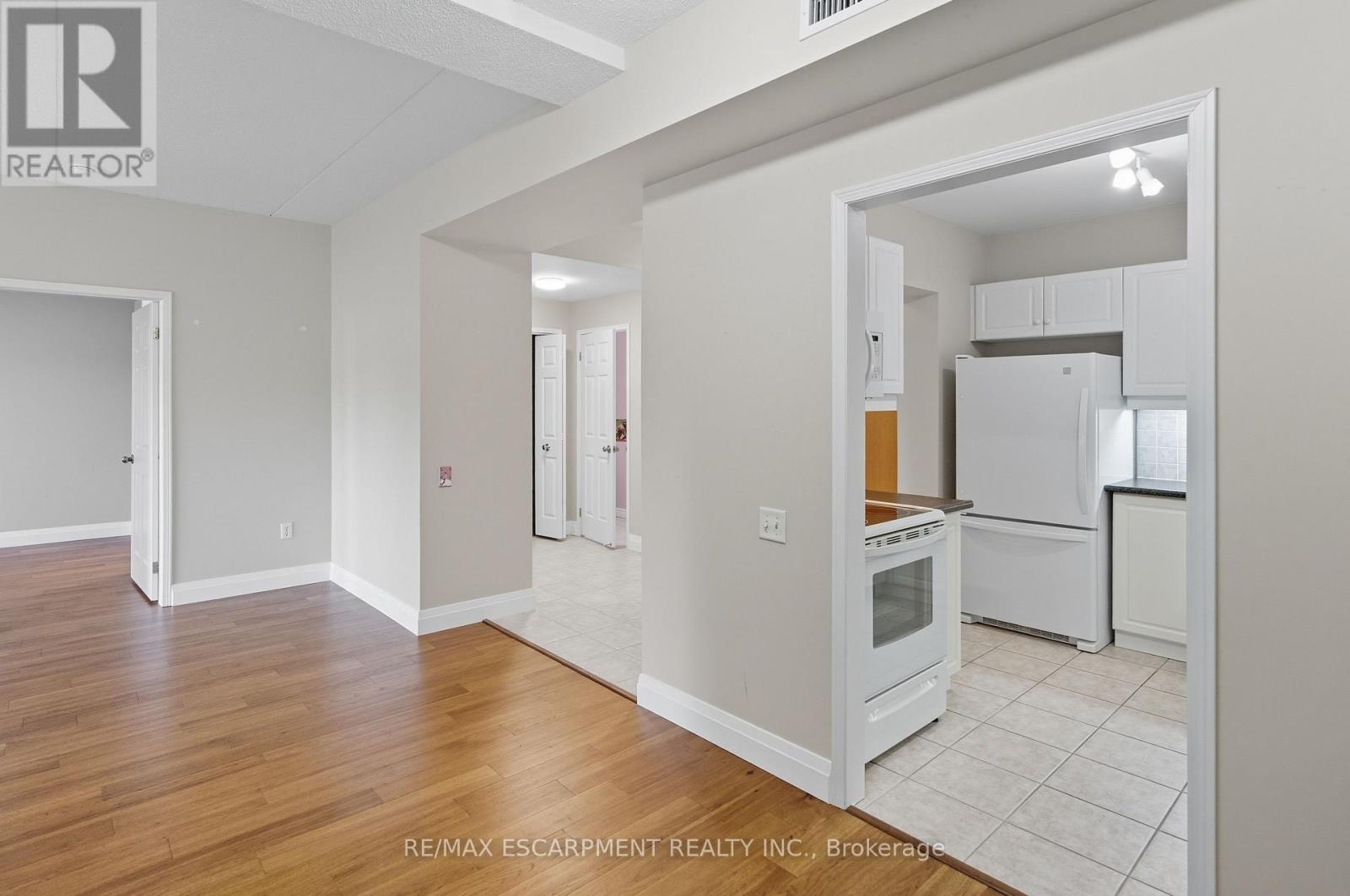 211 - 2075 Amherst Heights Drive, Burlington, Ontario  L7P 5B8 - Photo 8 - W12440858