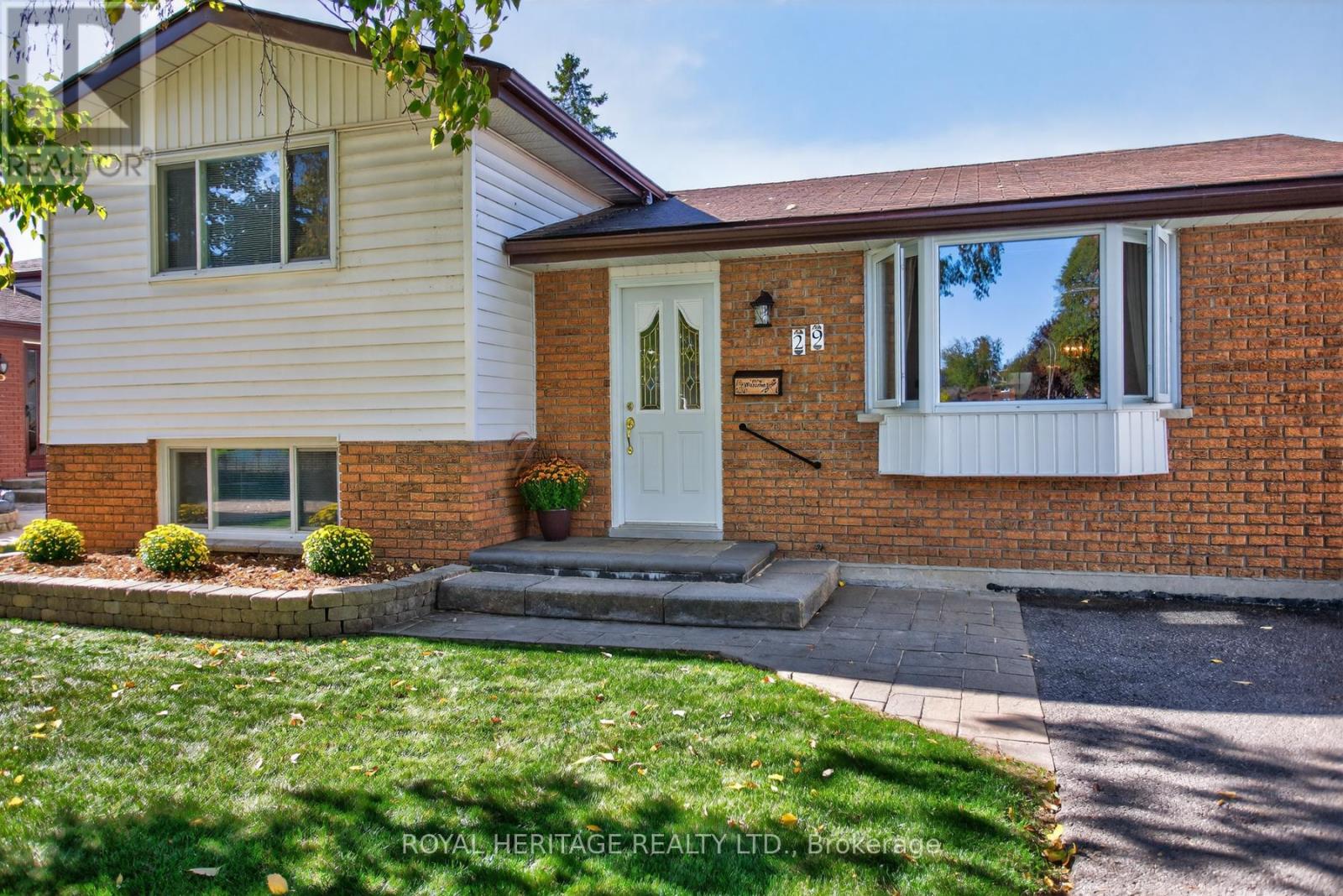 29 Rideau Crescent, Peterborough (Ashburnham Ward 4), Ontario  K9J 1G7 - Photo 2 - X12440822