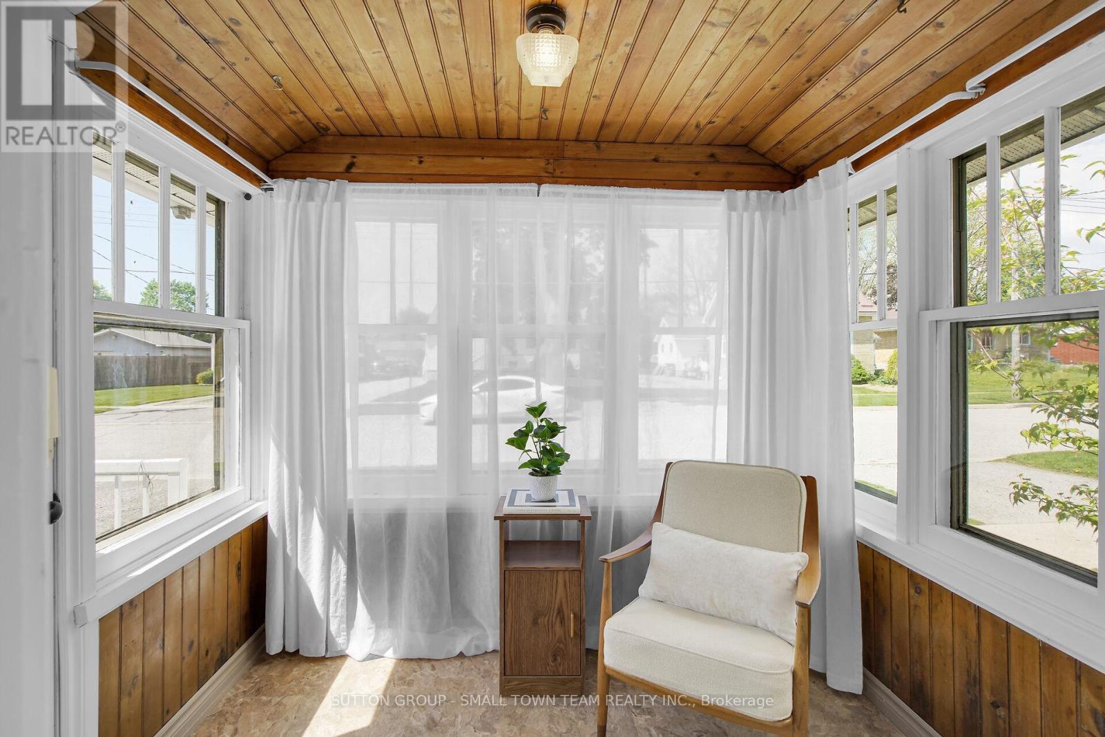 Photo 20 of 46 for 83 John Street W