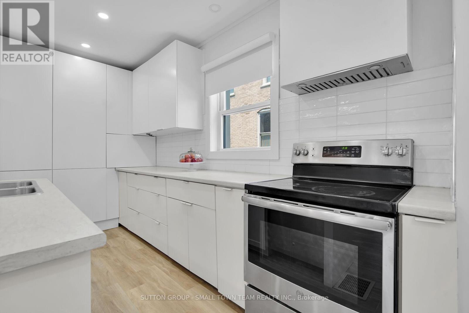 Photo 29 of 46 for 83 John Street W