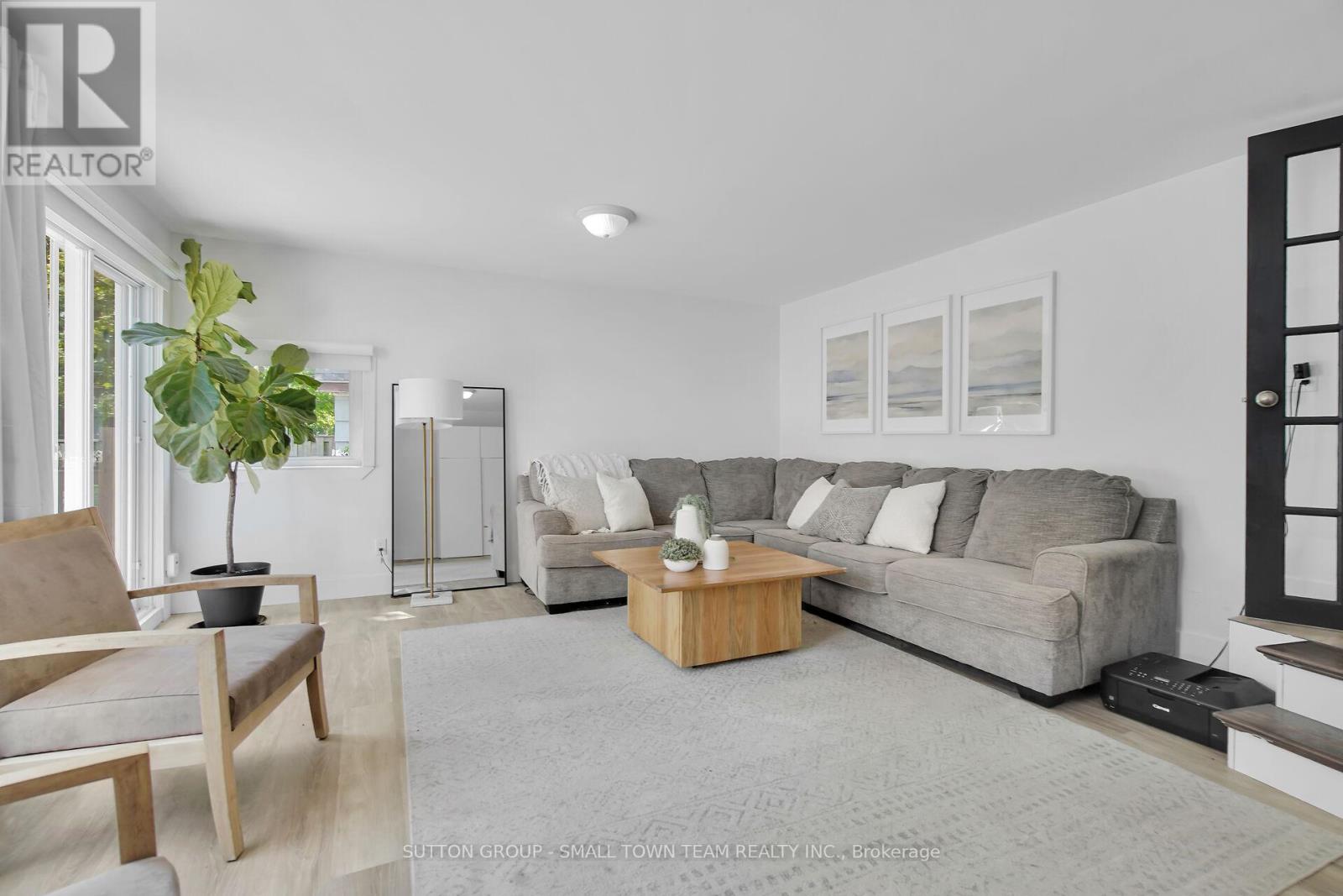 Photo 35 of 46 for 83 John Street W