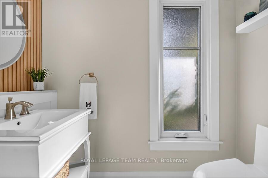 5664 South Island Park Drive, Ottawa, Ontario  K4M 1J3 - Photo 10 - X12439653