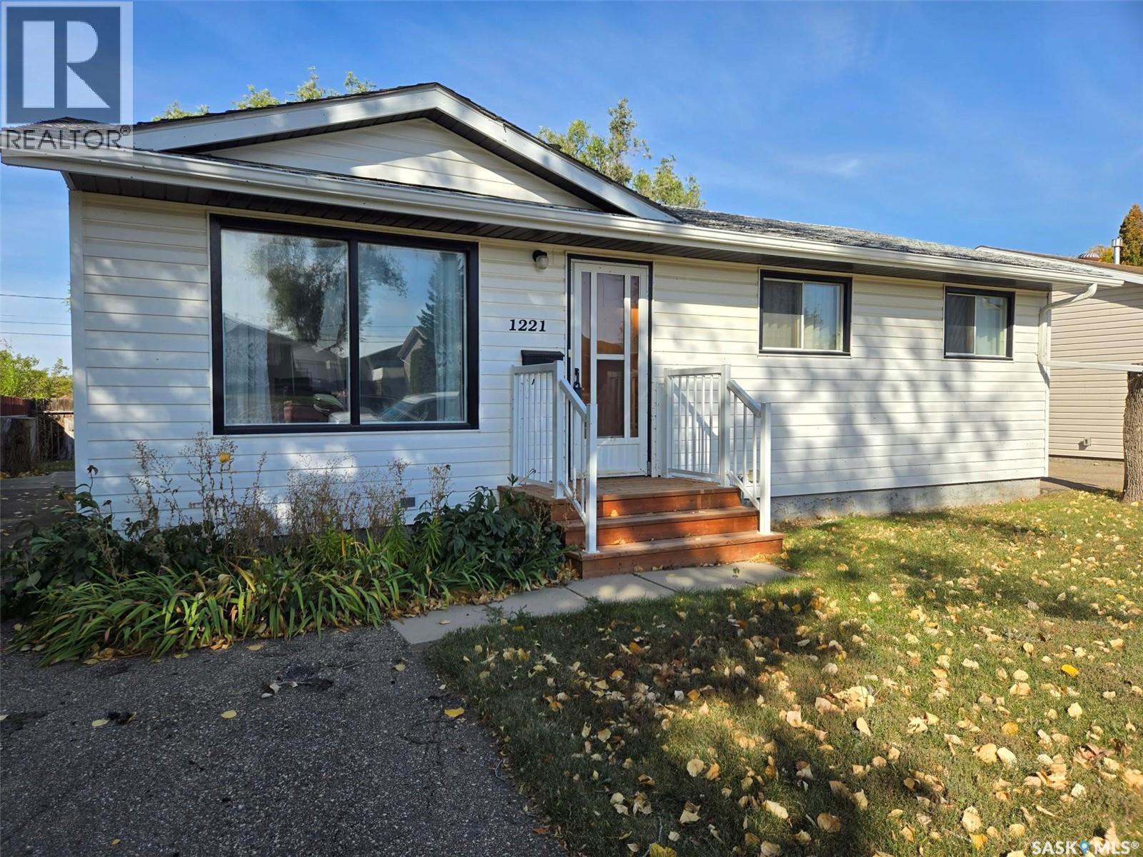 1221 Dahl Street E, Swift Current, Saskatchewan  S9H 3X9 - Photo 1 - SK019932